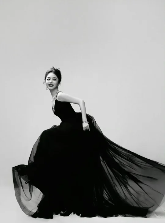 谭松韵 黑天鹅礼服造型亮相金熊猫盛典