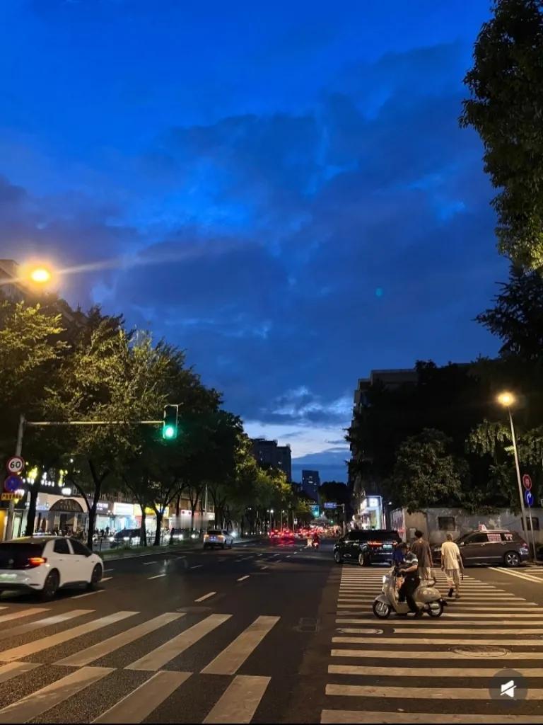 提前通知，
都做好心理准备吧，
再过8天，也就是9月7号全国各地就正式进入白露节