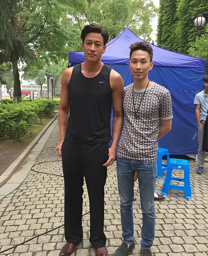 何润东看起来挺普通的 