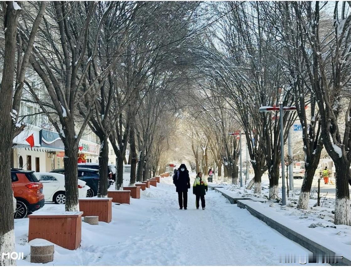 年迈的父母健在，到底是幸福还是负担？这事儿还真不能简单下结论。
父母在，家就在。