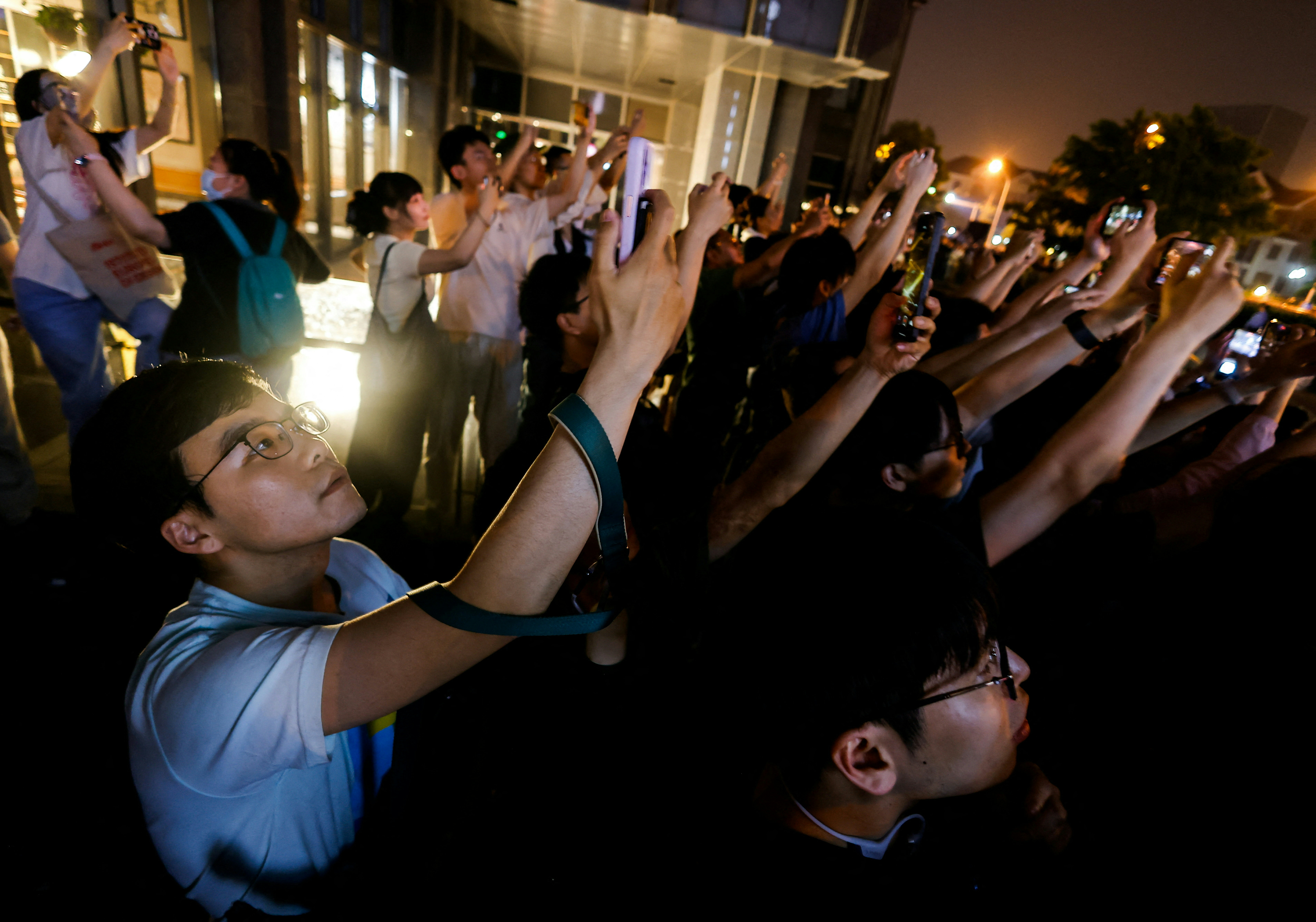 路透社直击！特朗普访华欢迎宴会结束后，北京大批民众等待特朗普车队返回酒店！特朗普