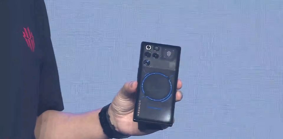 这次红魔 11 Pro 有暗夜骑士、银翼战神 2 款配色，红魔 11 Pro+ 
