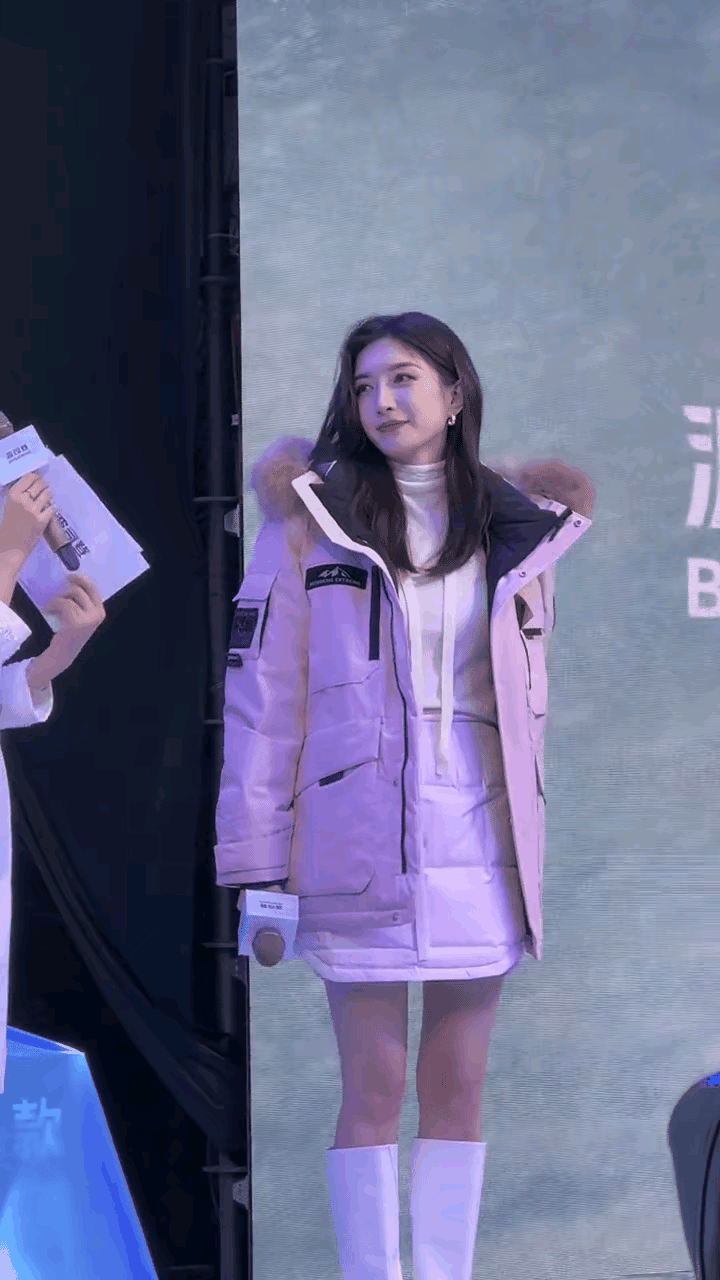 羽绒服这个品类，有时候真的连明星也很难驾驭，
江疏影够美了吧，但穿着这款羽绒服颜