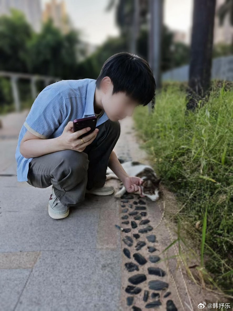 偶遇的猫咪，让章先生拍我与猫的合照。他说拍好了。回来我才后悔没有当场检查照片。[