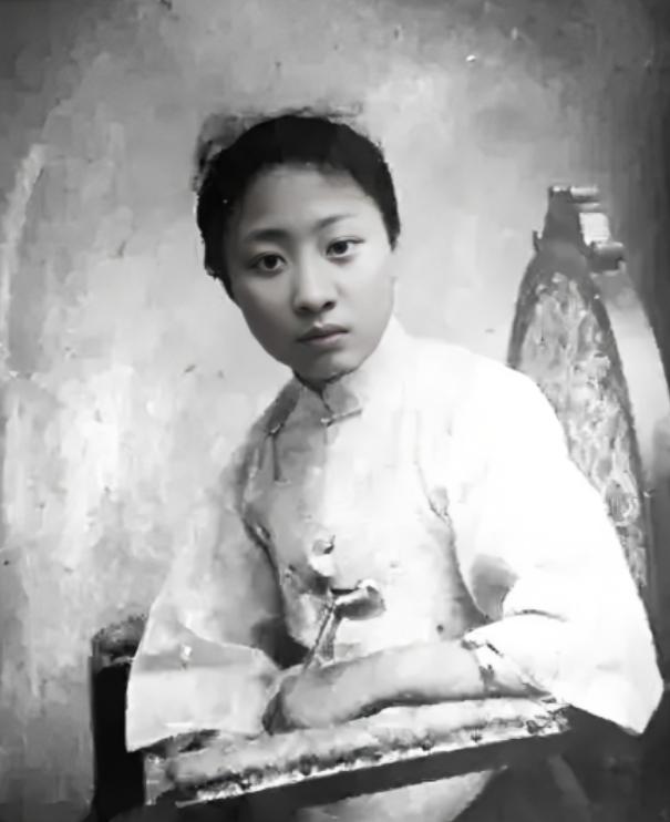 1925年上海，27岁露兰春伺候完57岁黄金荣后干呕，她拨通情人电话求救，这是旧