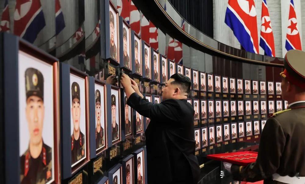 朝鲜军在俄战场“阵亡101人”被曝光！金正恩亲自接机送勋章，背后真相太硬核！
朝