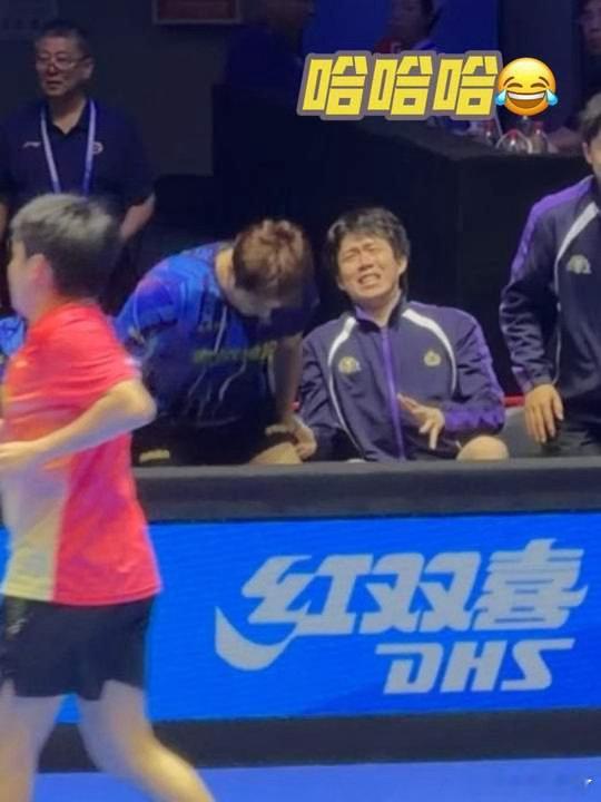王楚钦看比赛随回合卡点抽动旁观也能打出“无球回合”。每次身体卡点都在说：真正专注
