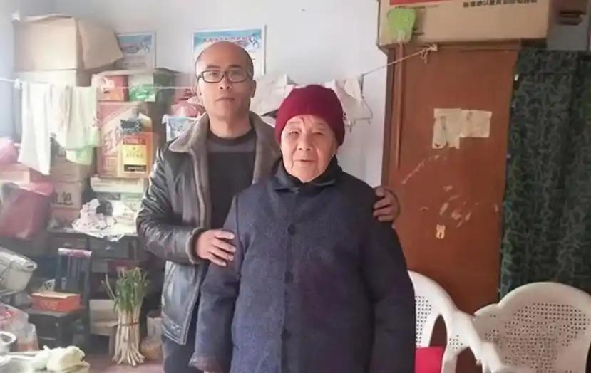 “这才是真男人！”1995年，山东一学生因租不起房，每天走30公里上学。这时一女