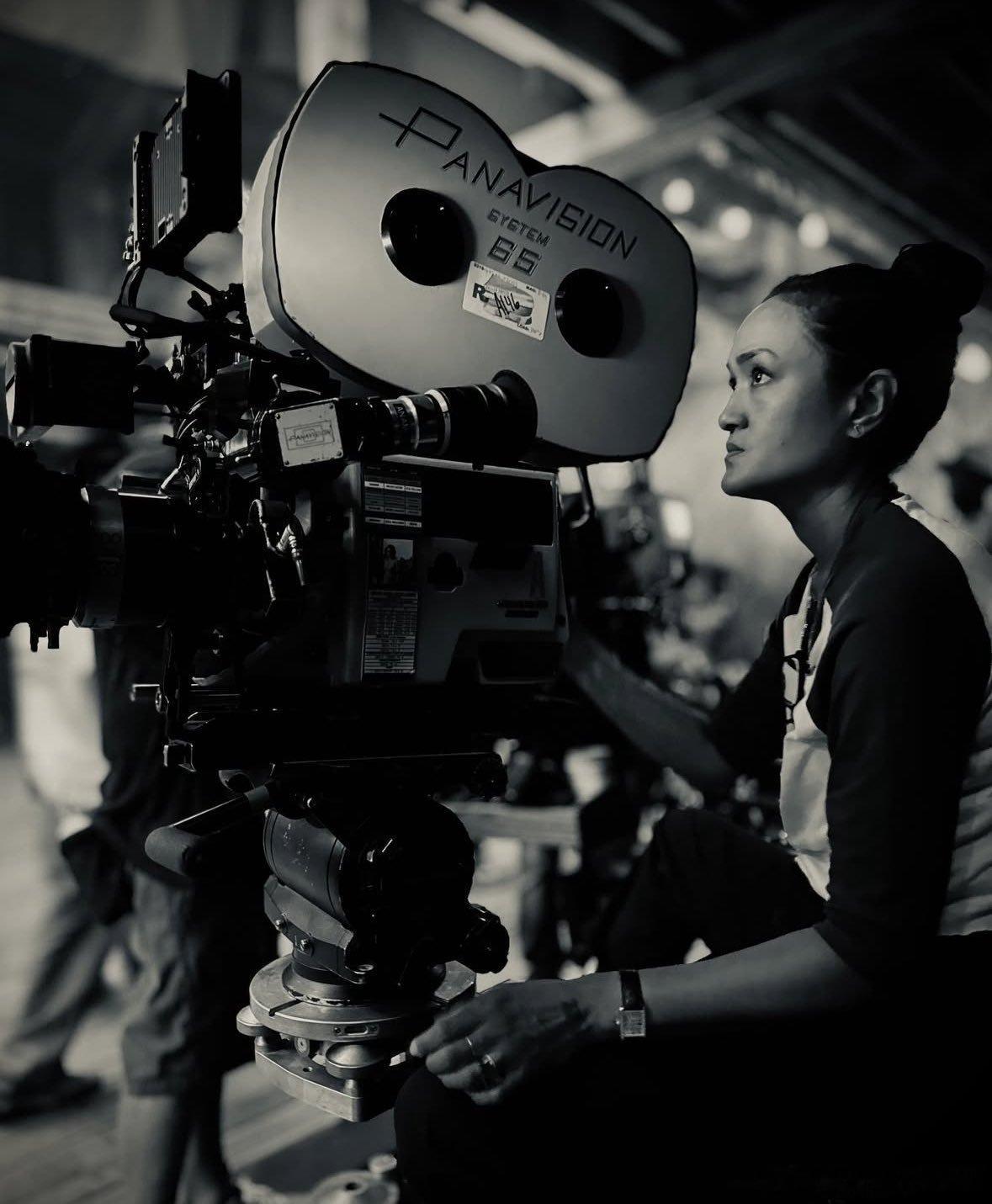 奥图姆·杜拉德在《罪人》的一组片场照她不仅是历史上第一位获得奥斯卡最佳摄影奖的女