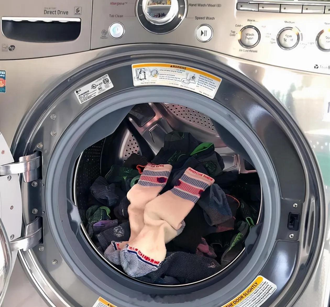 建议大家把内裤袜子丢洗衣机洗不少人还在纠结内裤袜子要不要分开手洗，其实只要选对洗