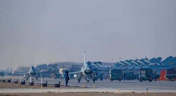 一旦中美开战，中国3000架飞机根本上不了场？俄专家戳穿美军谎言了
西方一些分析