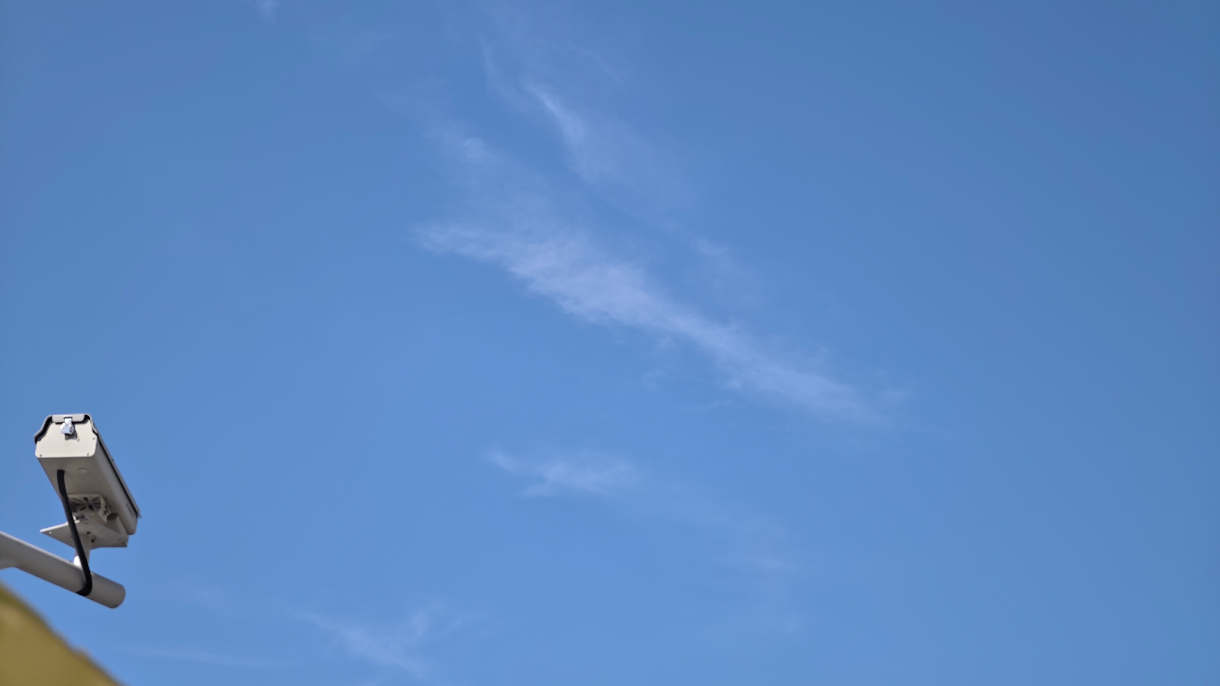 昨晚一场雨，今早大晴天。温度还是热，走到地铁站，满身是汗了。易出汗体质，夏天就很