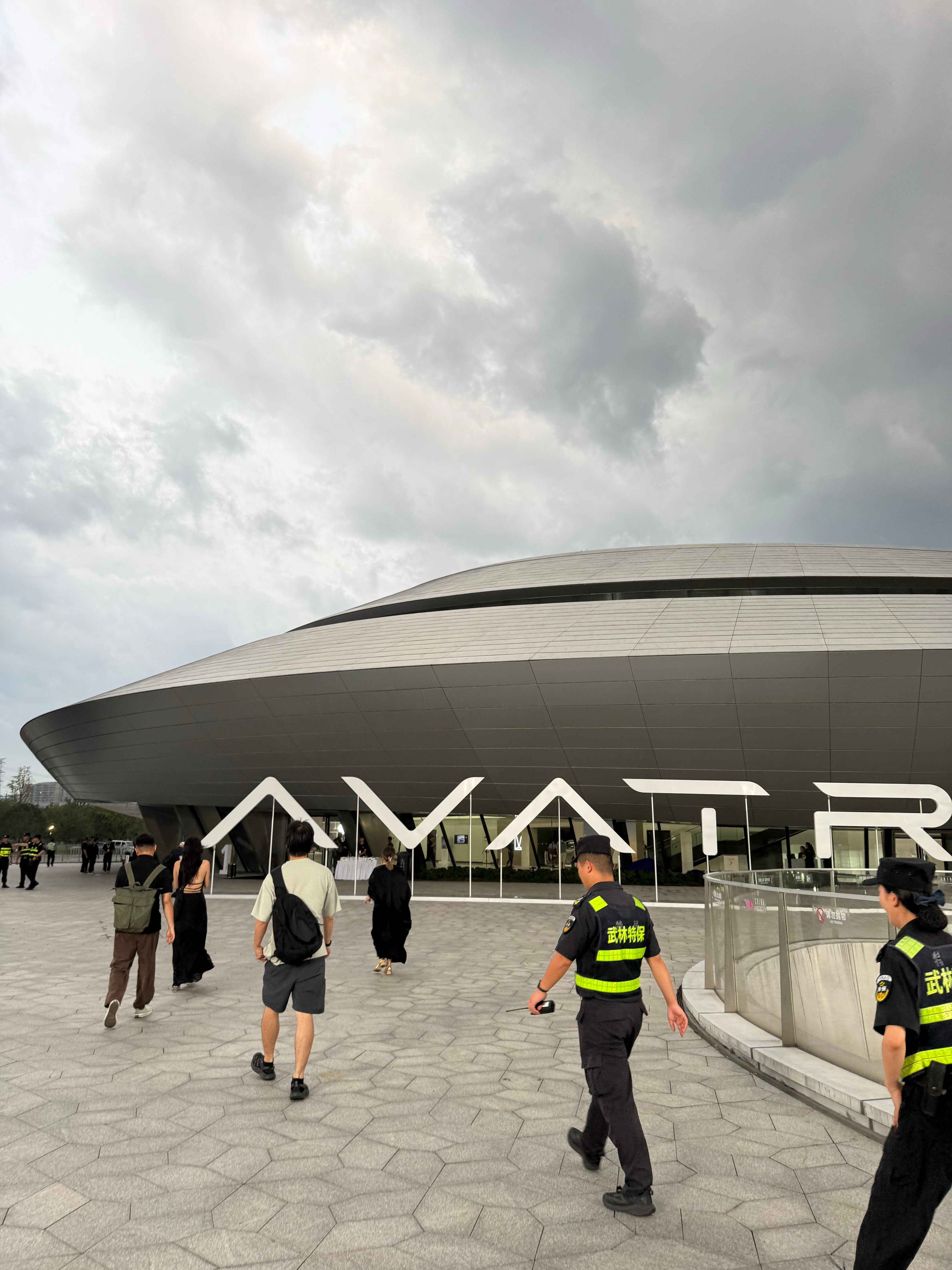 刚刚落地台风登陆前的杭州，来参加阿维塔07L的发布会，主持人竟然是小尼阿维塔 杭