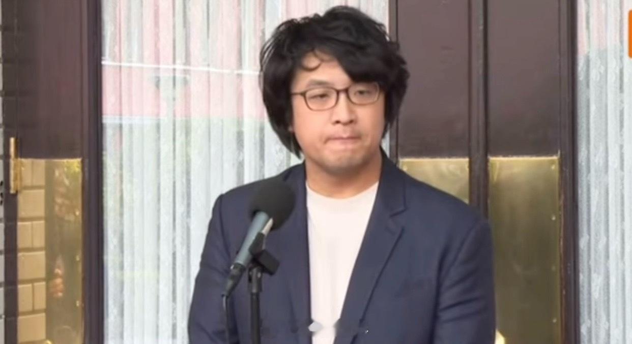 沈伯洋窜访德国柏林后返抵受访时，回应八炯和闽南狼被悬赏征集线索，继续嚣张称国。 