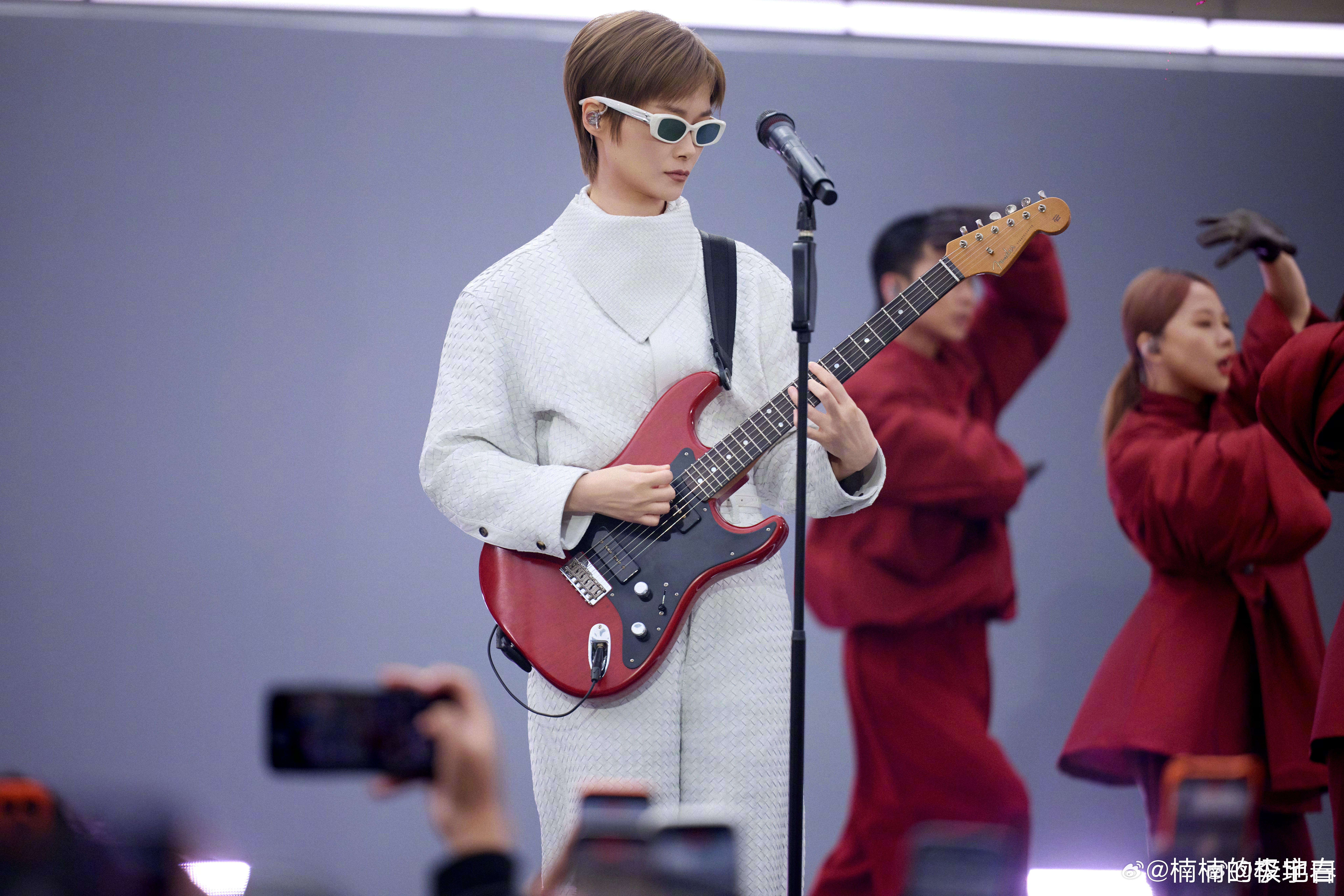 库克感谢艺术家李宇春 当李宇春站上舞台，就注定是焦点啦🌟。库克被她的表演深深吸