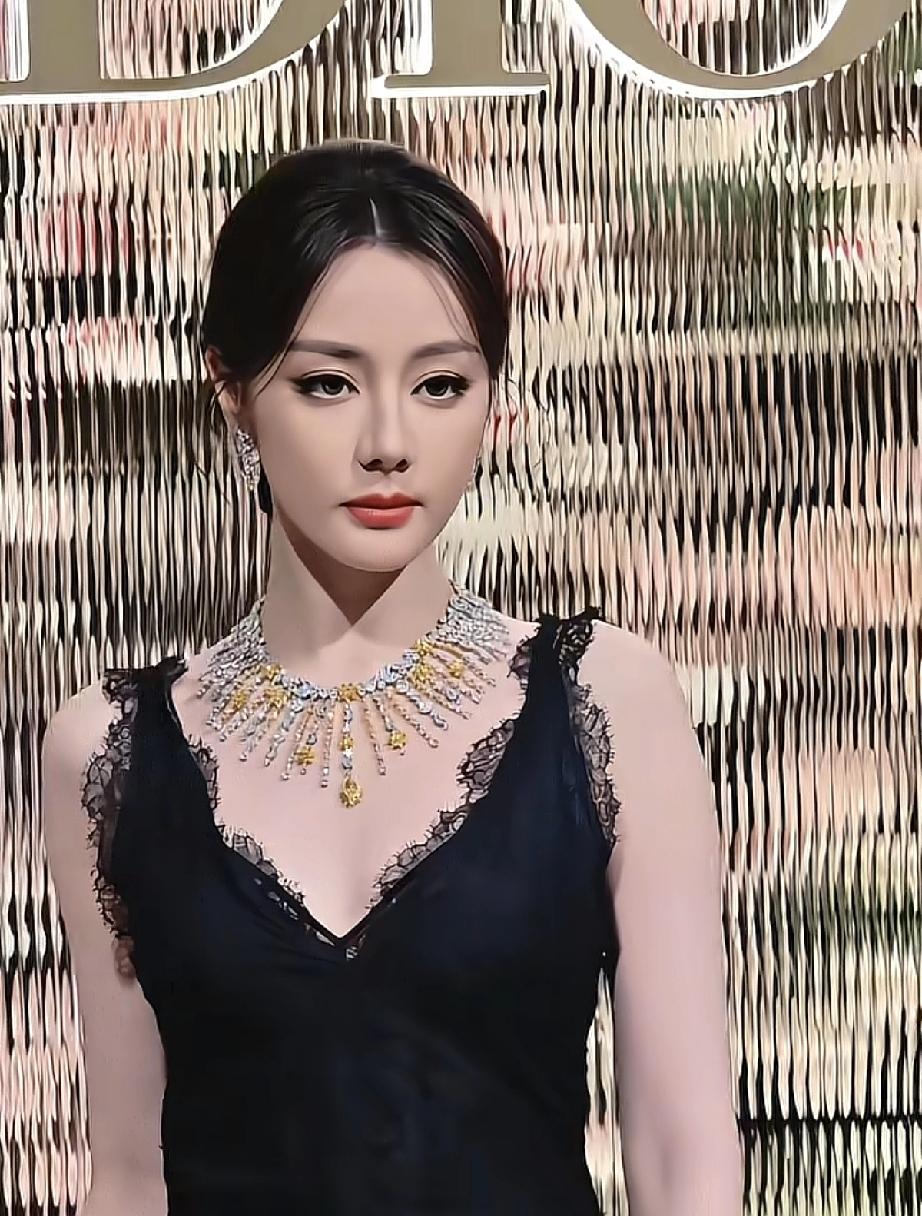 迪丽热巴露面了，戴3,000万的迪奥护身符项链，瘦到脱相让人心疼!

3月20日