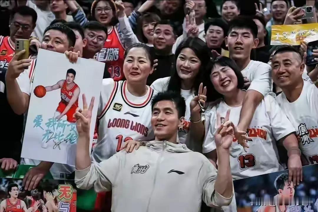 搞不懂了！不可思议的场面出现了！辽宁的球迷为何在辽宁的主场穿“13号”广州队球衣