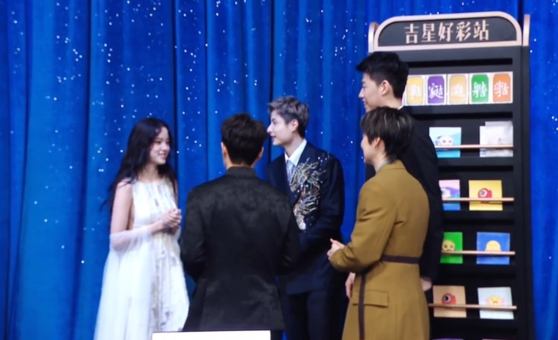 刘雨昕给欧阳娜娜当摄影师轮到国羽版石宇奇介绍冯彦哲、黄东萍、陈雨菲和娜娜认识呢