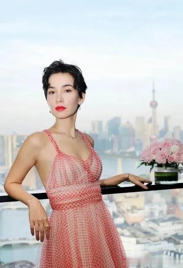 怎么感觉这次baby被比下去了呢？

同一款裙子，怎么觉得卢靖姗穿上更好看呢？她