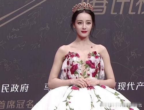 星光大赏红毯今晚太炸了！各家明星造型真的一个比一个敢穿。有走仙气路线的，拖地长裙