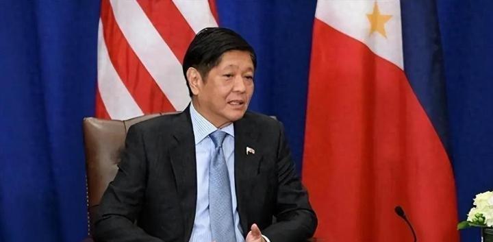 一边是马尼拉看守所里连夜办手续放人的匆忙身影，一边是菲律宾东侧那片深蓝海面上劈波