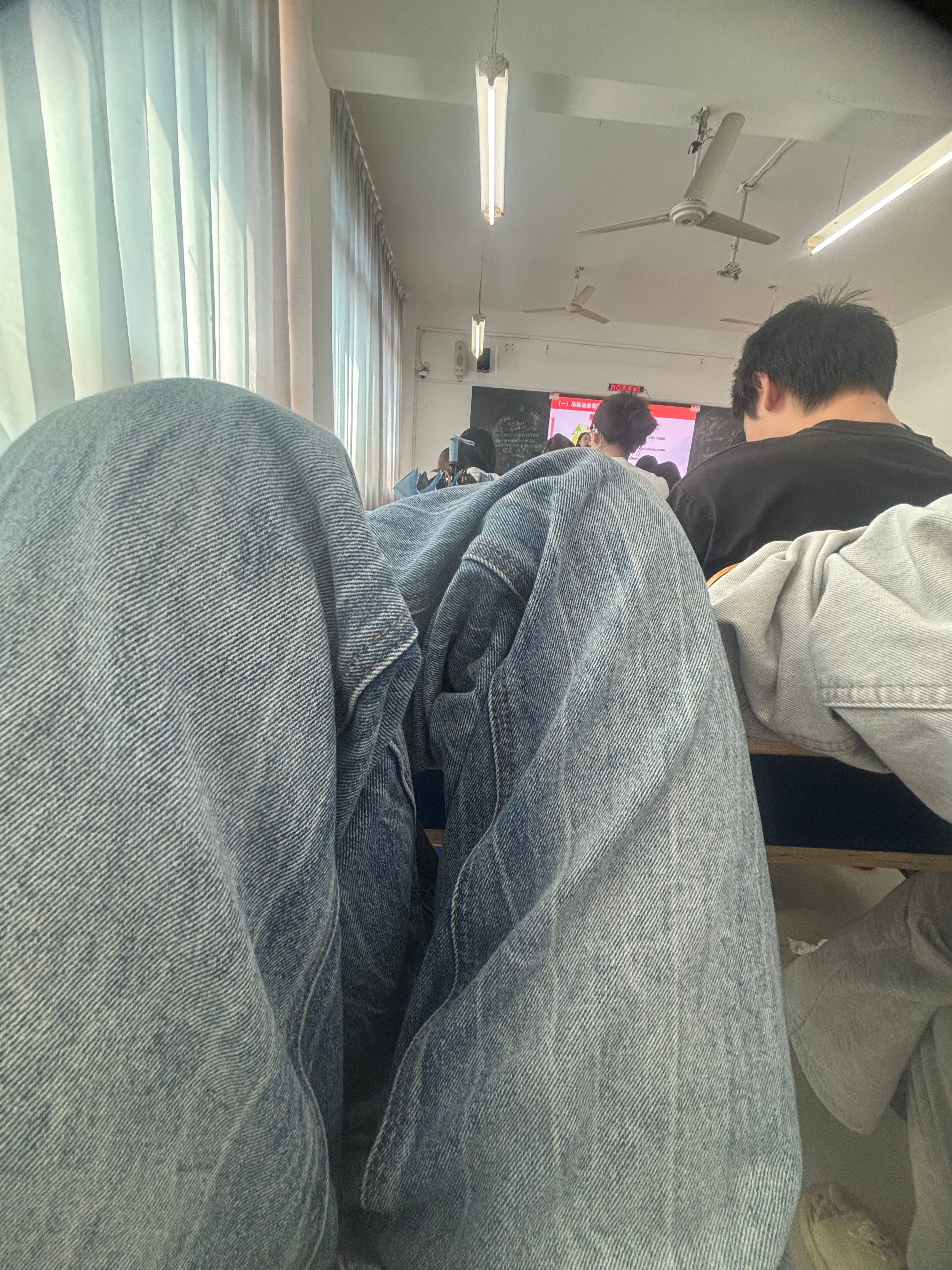 上课我就爱这样坐着听课 