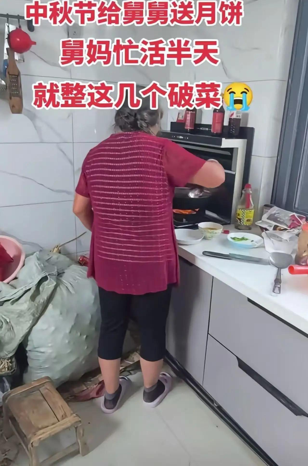 中秋去舅舅家，舅妈炒了四个素菜，院子里的鸡还在散步：他摔门而出，网友却站舅妈？