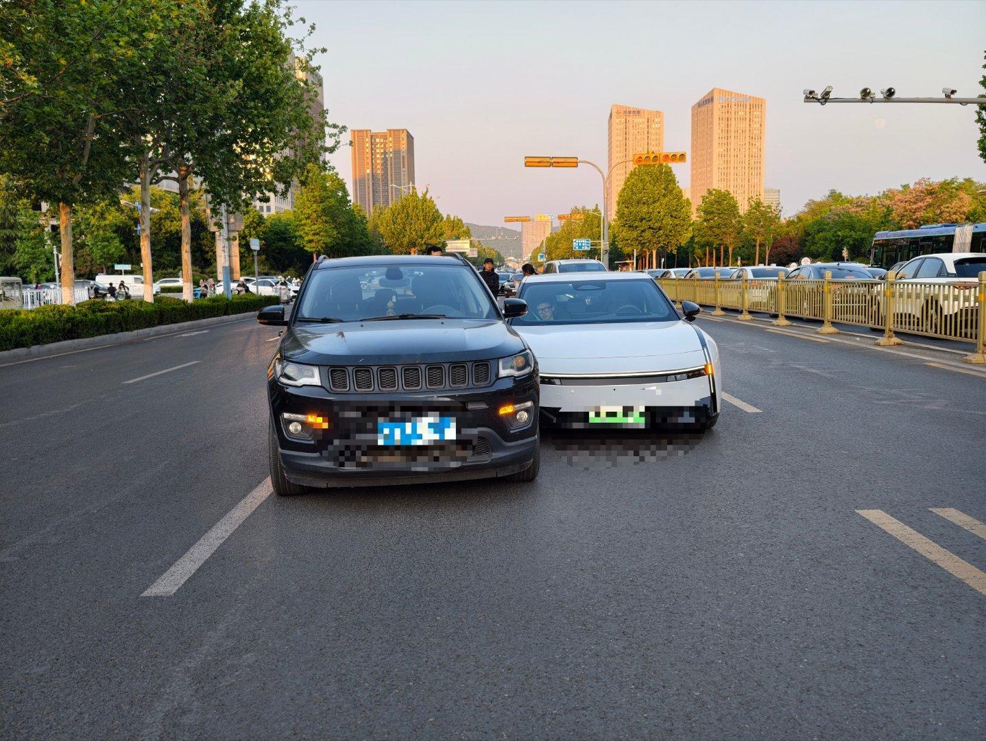 今天下午吃着火锅唱着歌，大哥ga一下就变道顶进来了，那不好意思，我也不惯着你对方