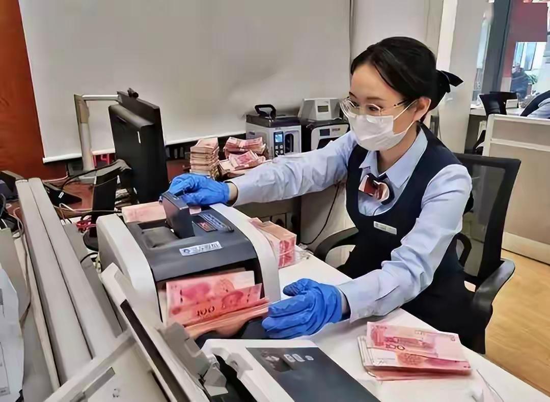 存款过万办理纸质存单冲上热搜，大家追捧纸质凭证真正防备的根本不是电信骗子。如今手