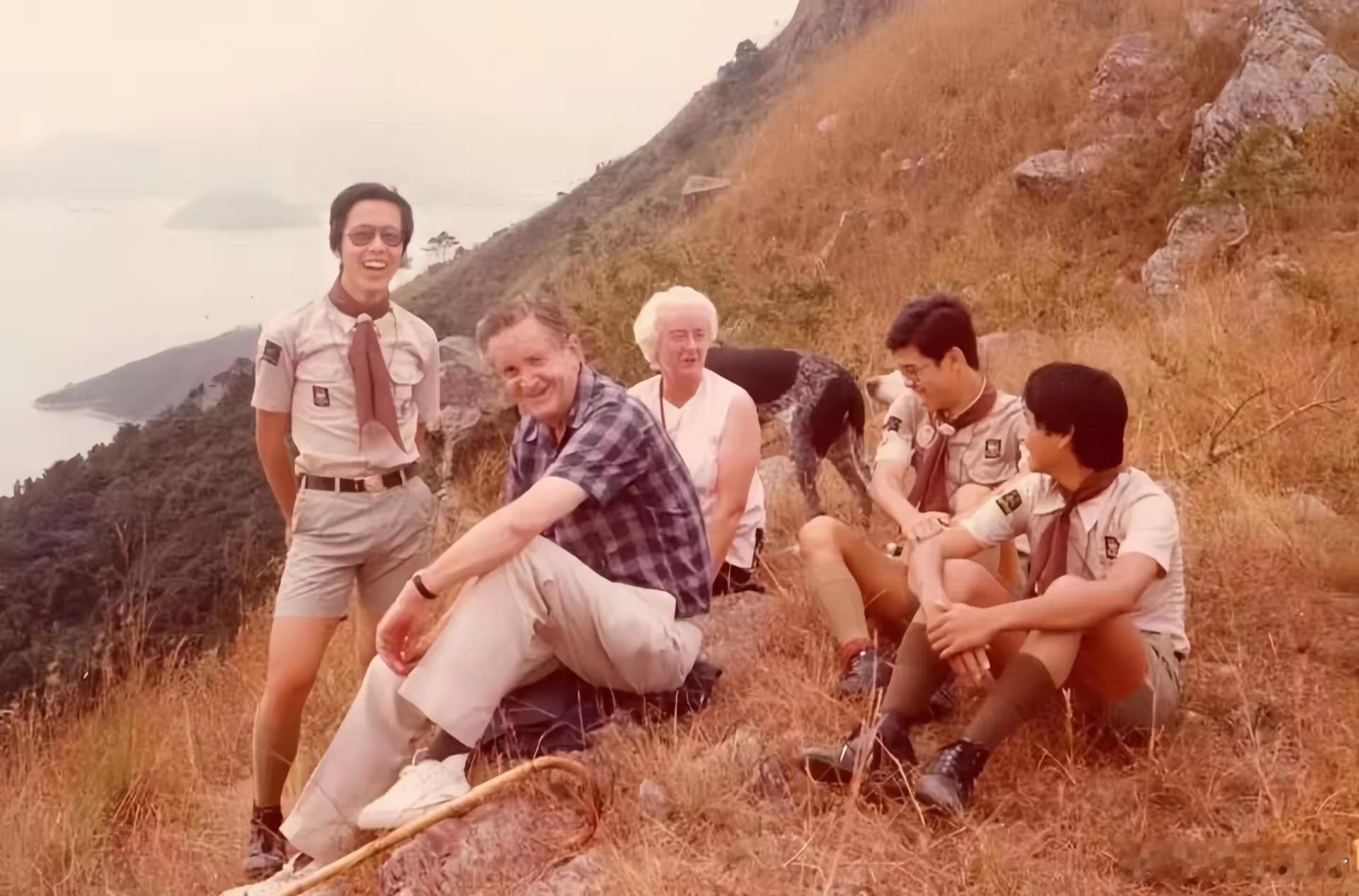 上世纪70年代，香港，爬山的总督麦理浩 