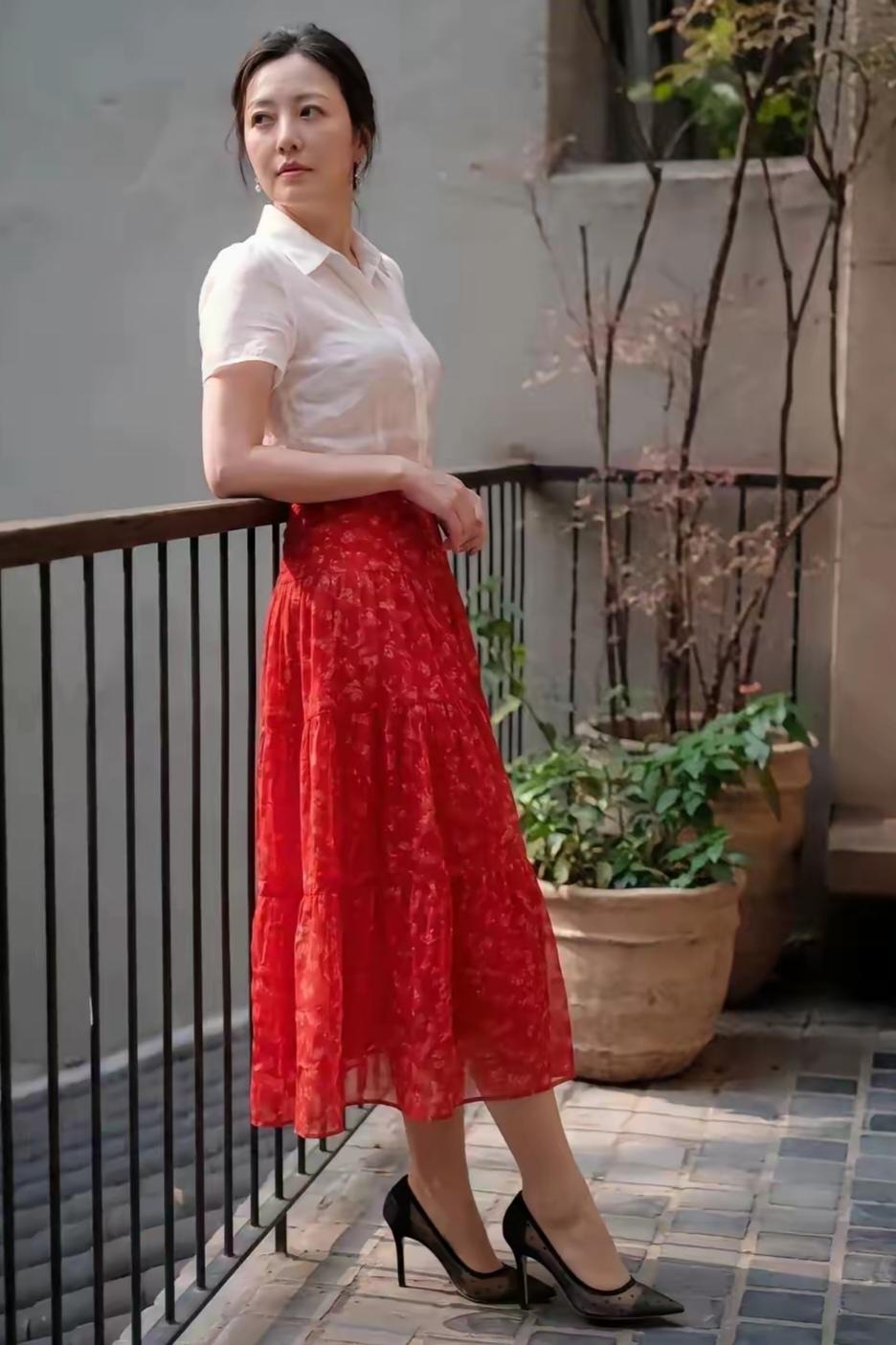 月薪三千
有存款十万
你舍得花一千块钱给自己买一身漂亮的裙子👗吗