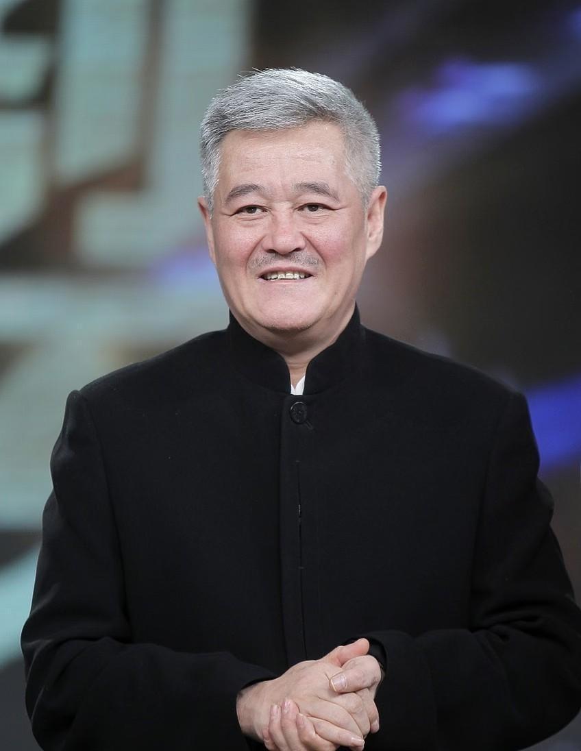 2009年除夕夜，全中国都在为小沈阳狂欢。
而赵本山，却把他按在屋里，训了整整一