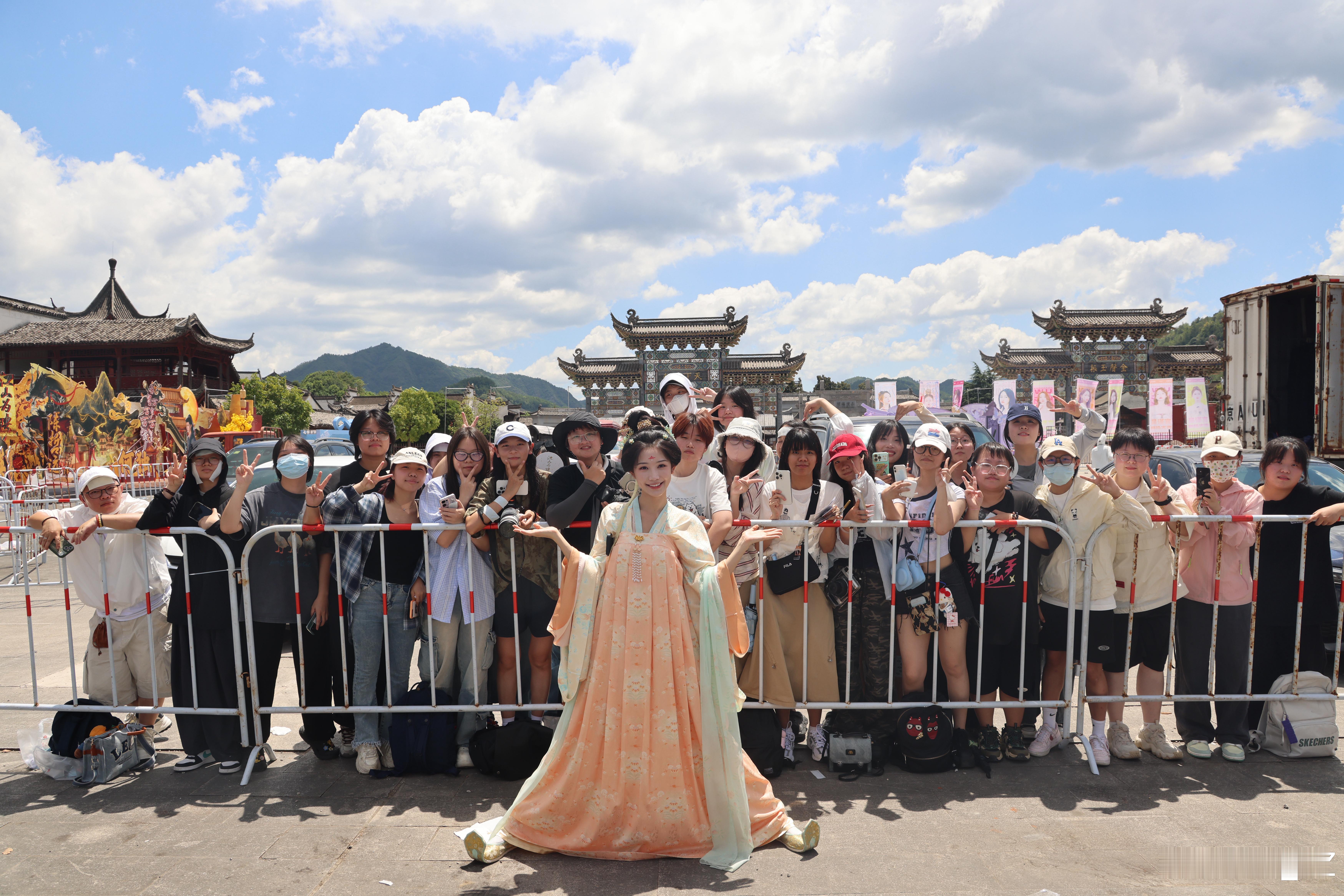 看到大家给沈知礼拍的图了 喜欢💚江山为聘开机官宣江山为聘 ​​​