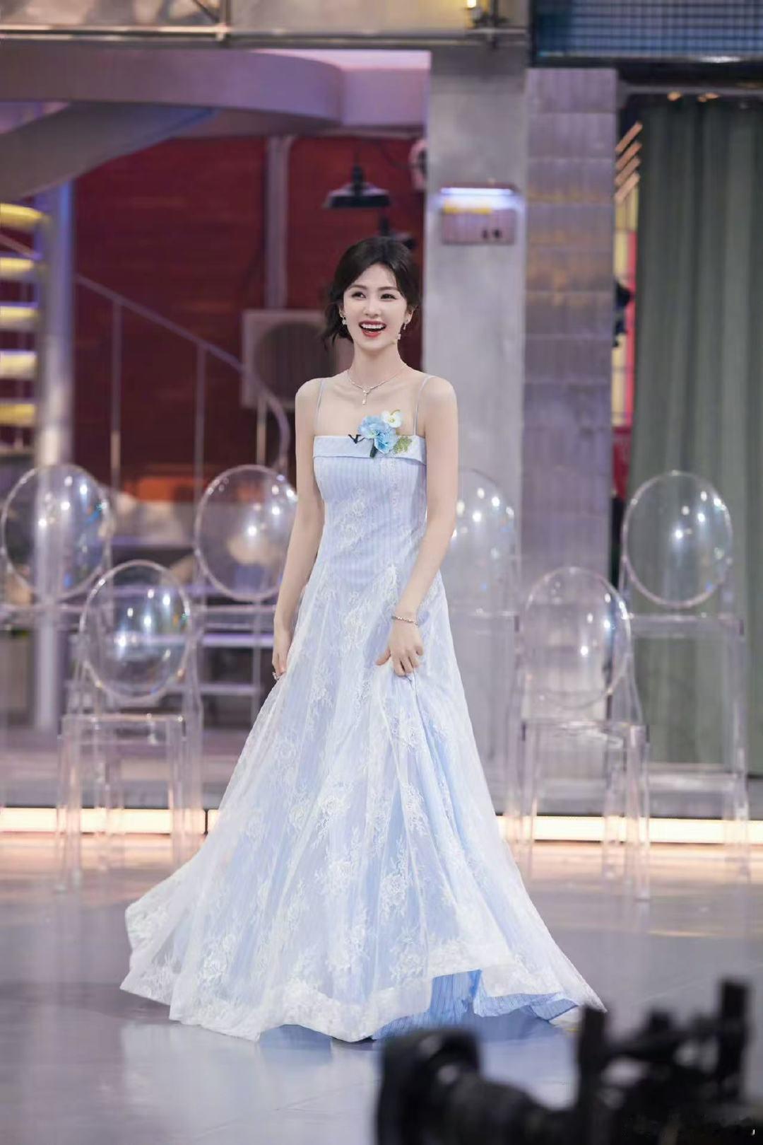 白鹿送上新春祝福 你好星期六白鹿带着新春祝福缓缓走来，就像冬日里的暖阳，温暖又治