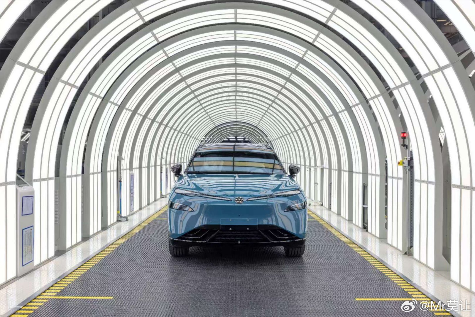 大众与小鹏首款联合开发的首款全时互联全尺寸纯电SUV——与众08在大众安徽按计划