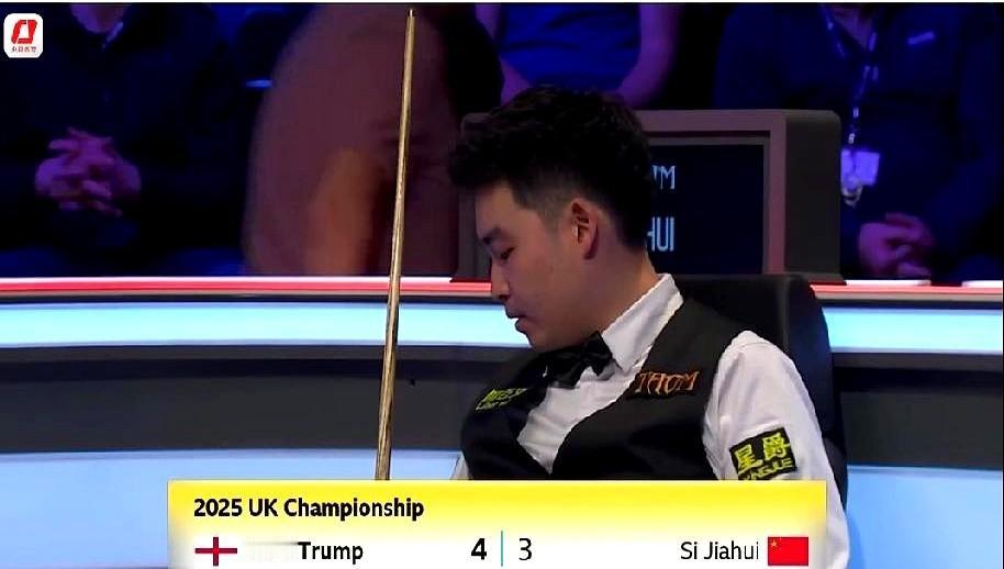 斯诺克英锦赛最新战报，斯佳辉1比4落后下，刚刚70比4拿下第七局，大比分追到3比