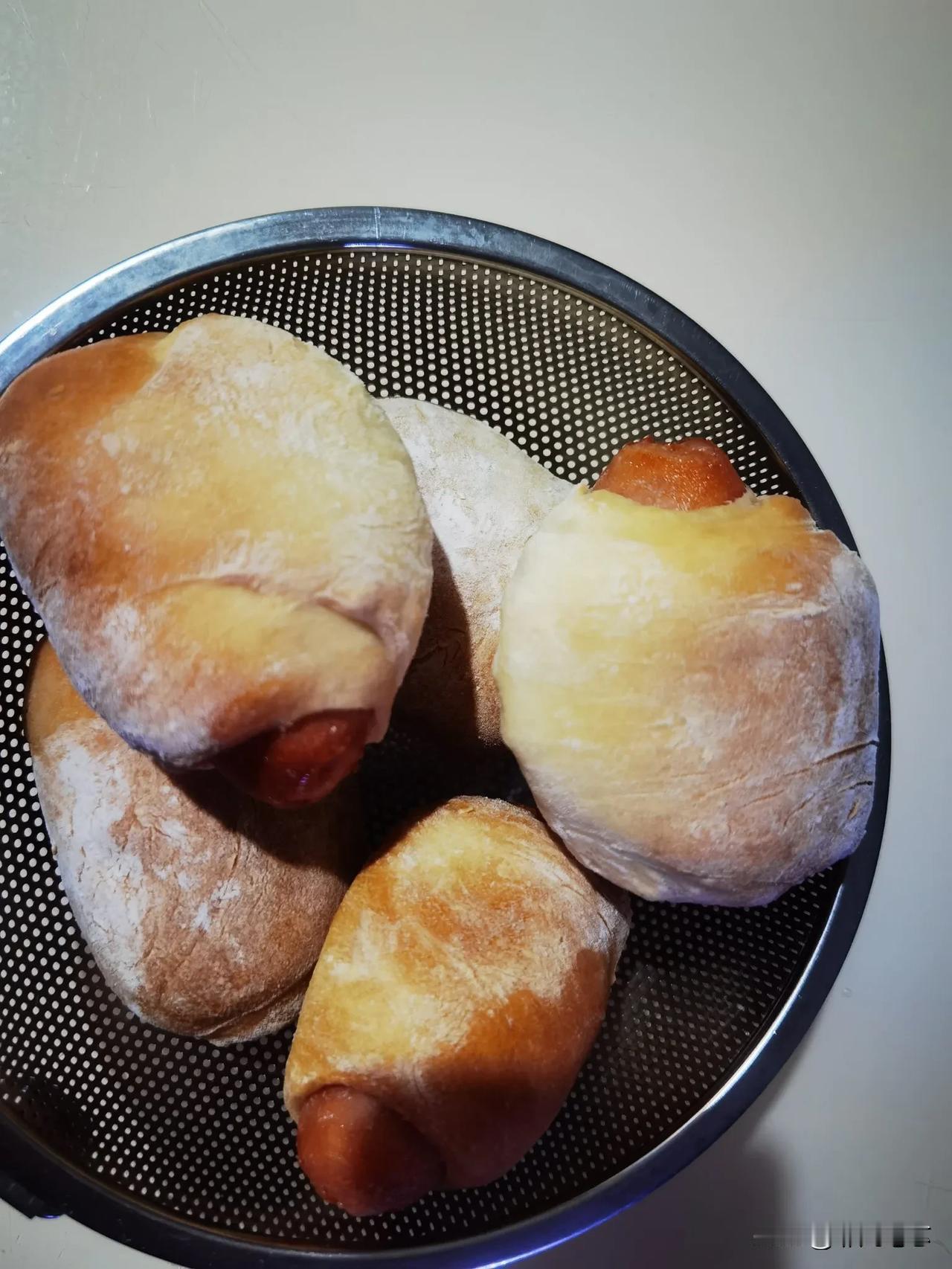 今日随手拍自制肠仔包，配上一杯豆浆，松松软软有滋有味，这生活简简单单也挺好，小宝