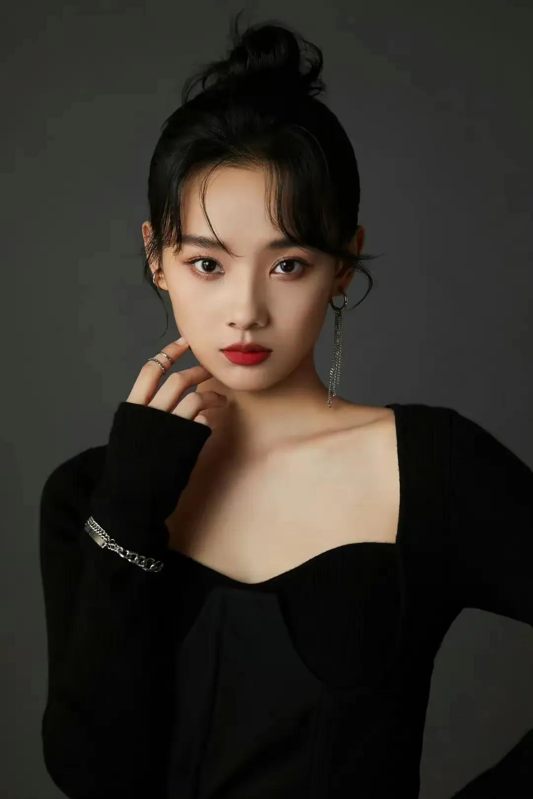 1.杨紫官宣APMMonaco全球品牌代言人。
2.于正说他家的鲁照华古装造型，