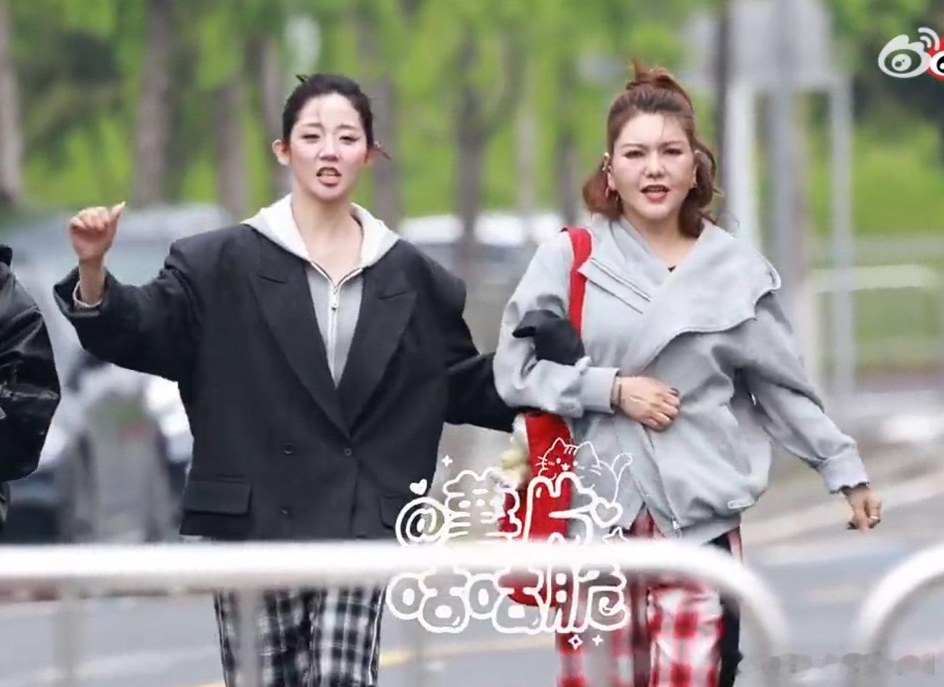 乌兰图雅万千惠高踢腿乘风二公上班万万惠高踢腿也太飒了，乌兰图雅直接踢出痛苦面具，