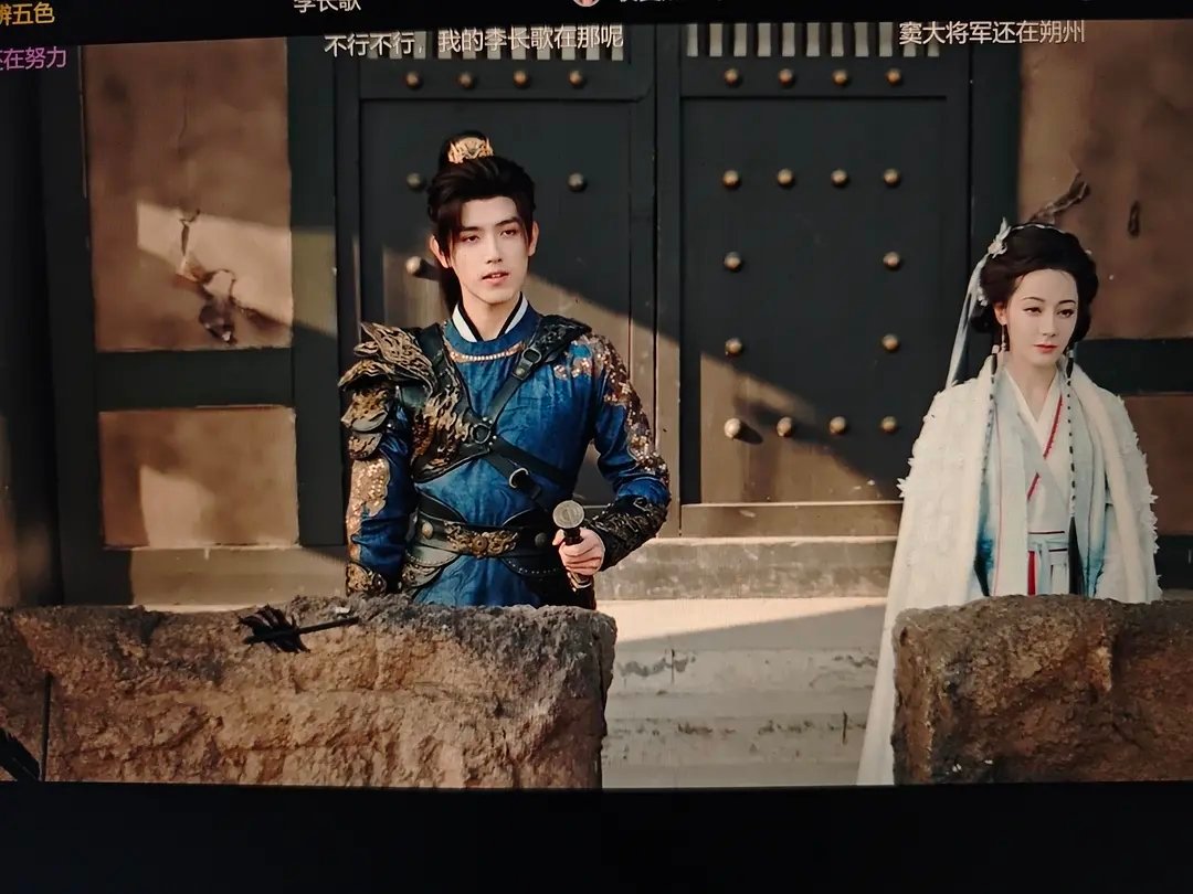 陈飞宇肩宽还没有迪丽热巴宽吧？ 