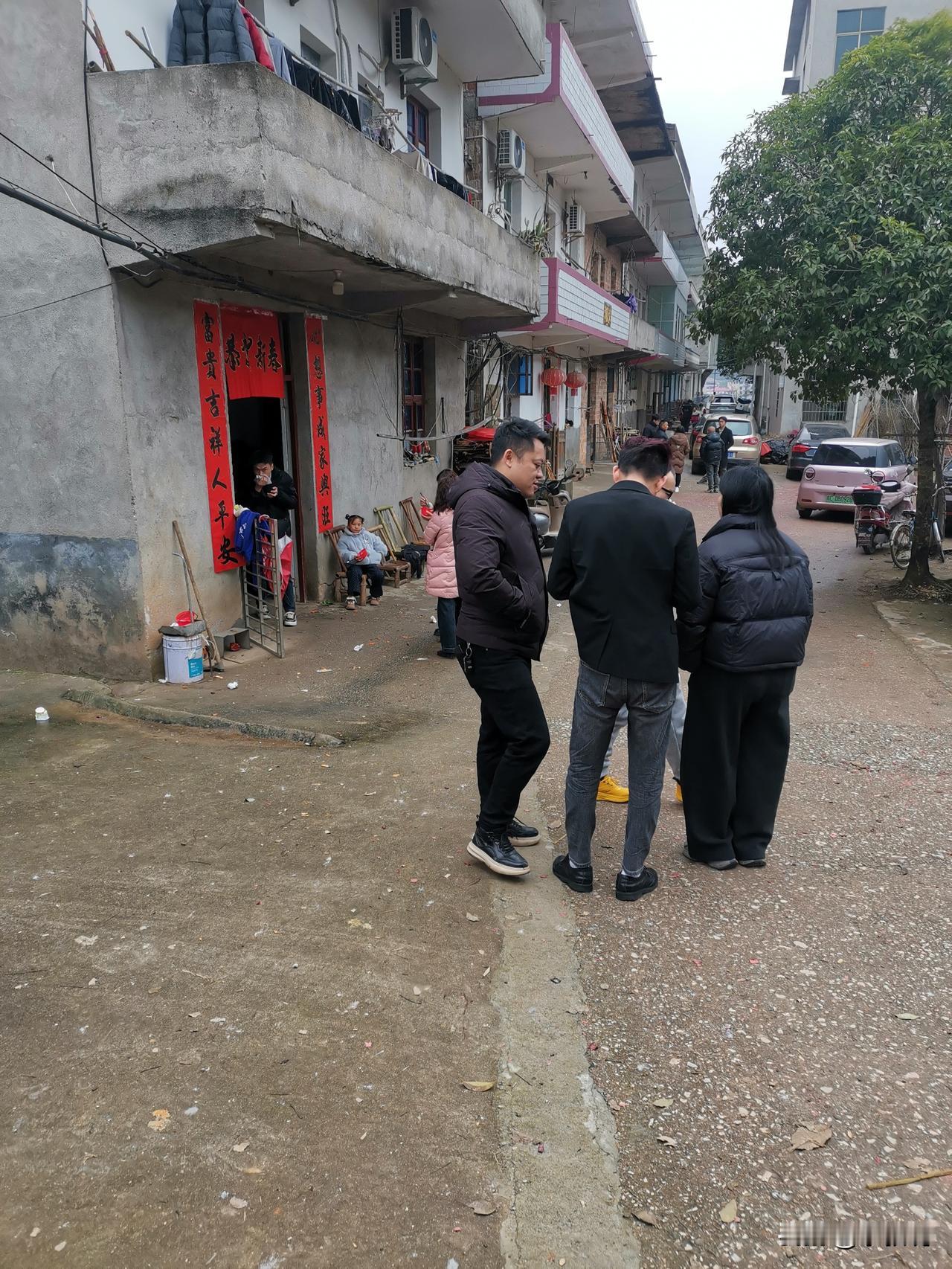 带着自闭症孩子去走亲戚，尤其是丈母娘家的亲戚，感觉我也像自闭症了。

本来就不熟