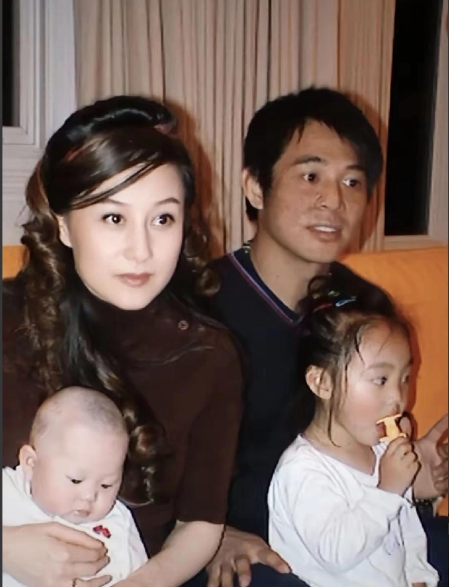 利智和李连杰的两个女儿，远不如其父母的颜值出众。
大女儿26岁，小女儿23岁，这