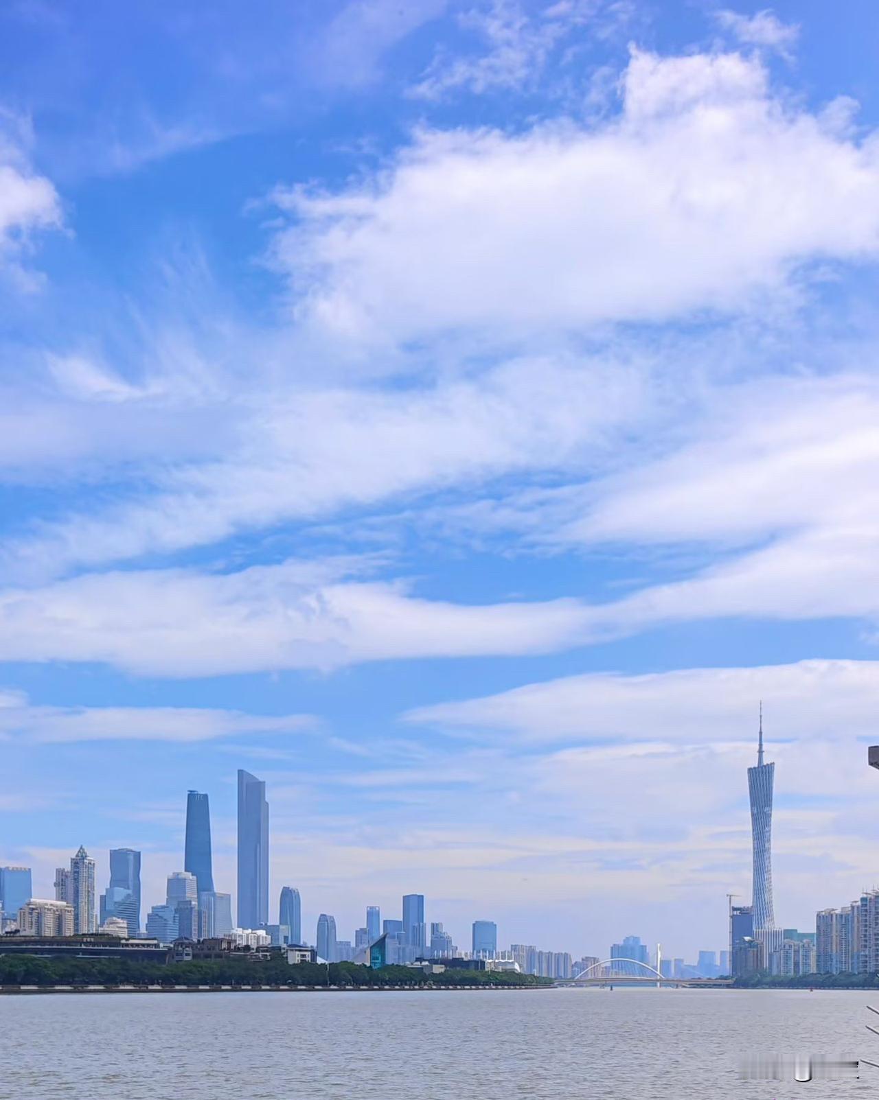 【台风“桦加沙”来临前的广州：宁静之下，是全城的严阵以待！】

珠江畔的风平浪静