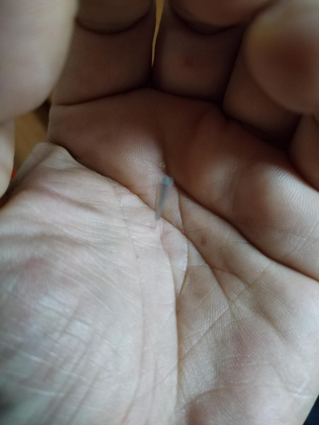 从掌纹上来看，这个人会是什么性格、命运呢？微距下的奇迹：细小的针头在手掌中闪耀。