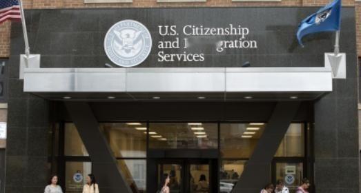 美国把用了60多年的境内转绿卡通道一刀关上，冲击最大的，不是偷渡客，偏偏是按规矩