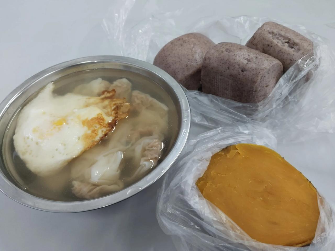 今天早餐，在工厂餐厅点了一碗馄饨加煎鸡蛋、3个巧克力馒头、半个红薯，不到8块钱。