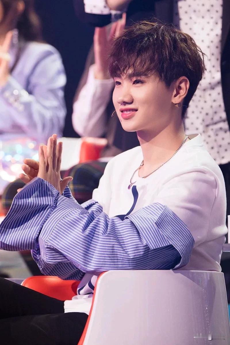 张还是不懂什么是原创，一首歌词曲创作者的地位肯定是高于演唱者的。况且《年轮》这首