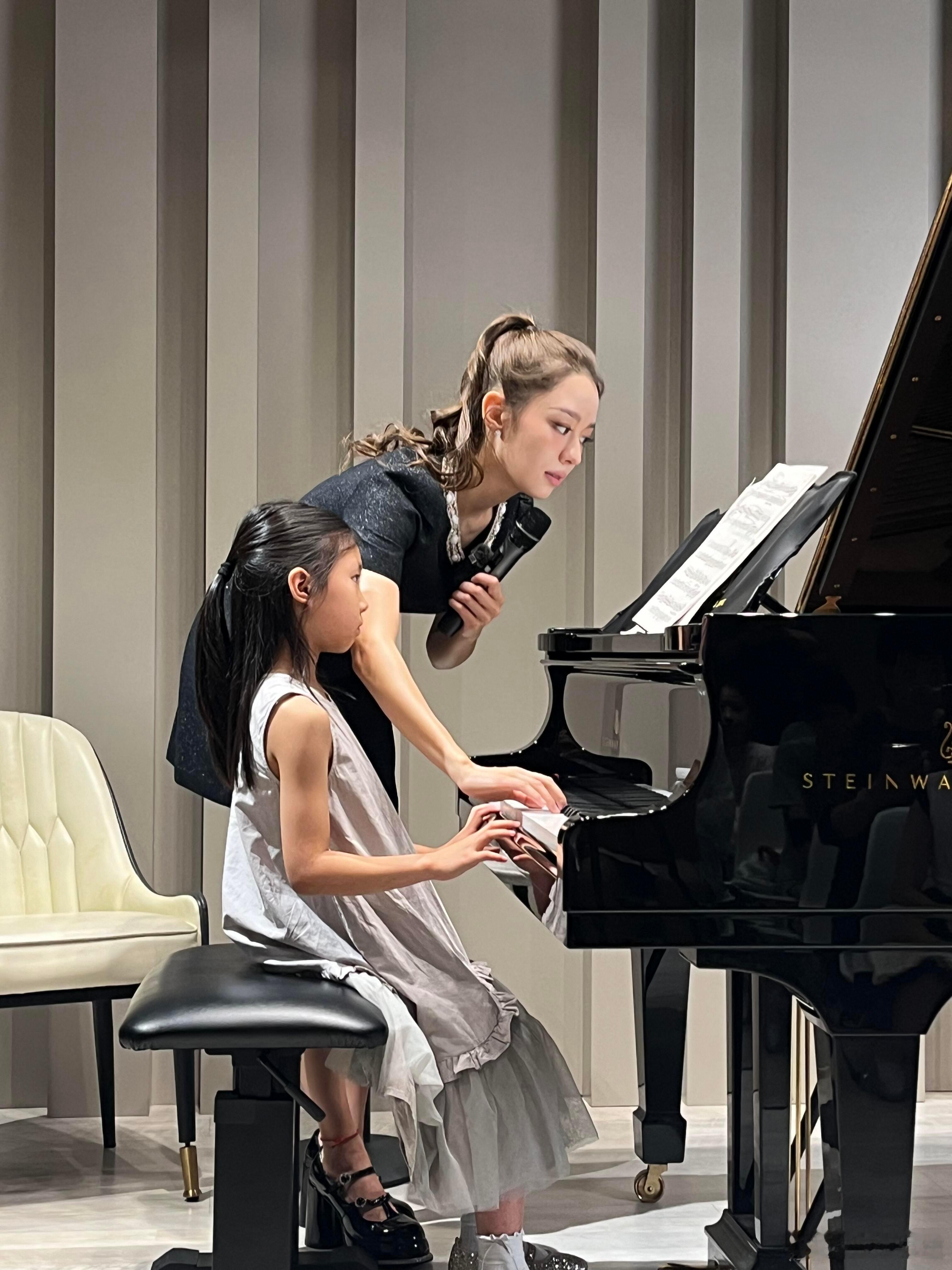 吉娜出片像呼吸一样简单 吉娜的出片质感绝了！巴掌腰超吸睛，颜值身材都是顶配，每次