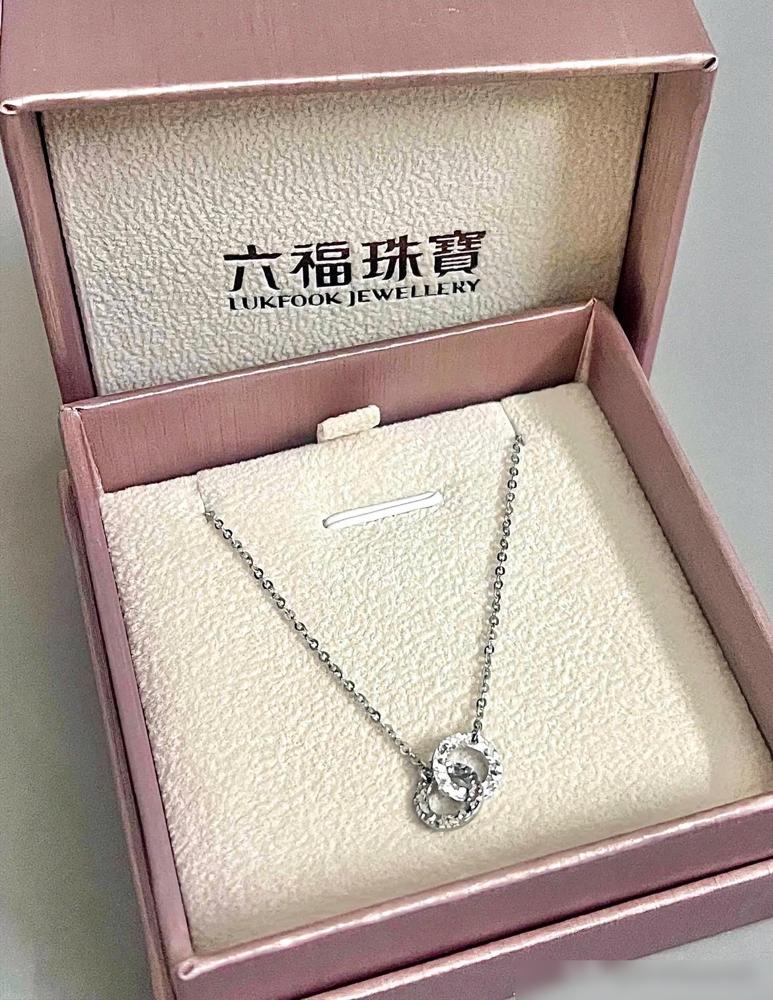 疯了！黄金涨到让人心慌，铂金跌到白菜价，偏有姑娘冲进商场拿下铂金项链！导购都懵了