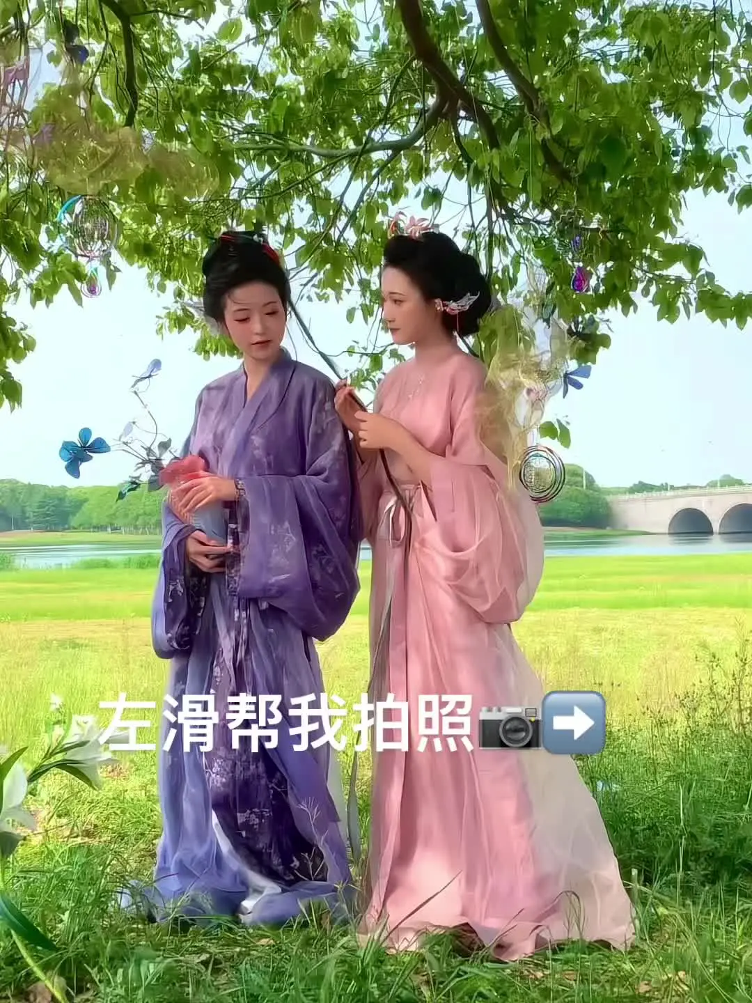 “谁在梳妆 惹来邻家少年郎”